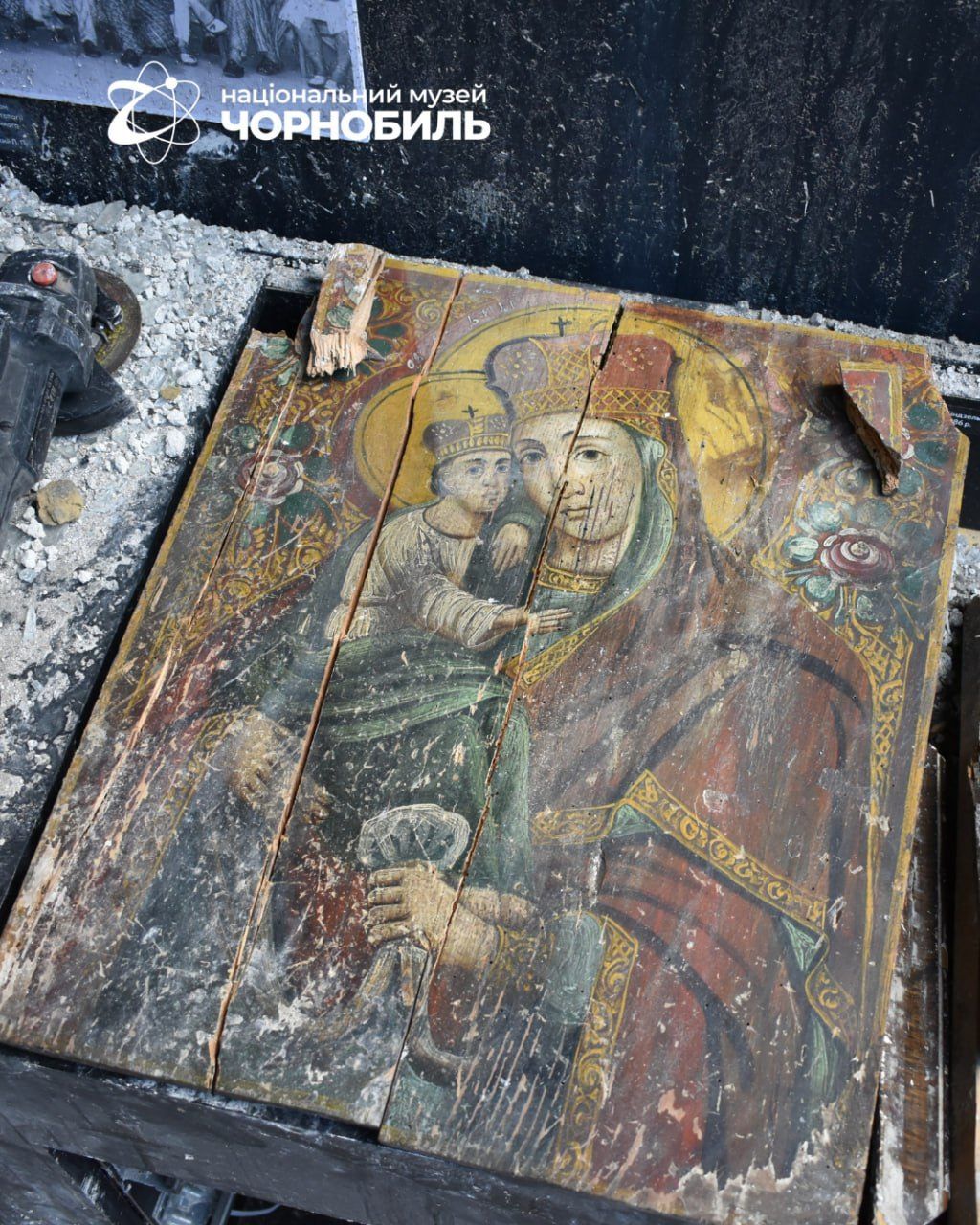 Диво у Національному музеї «Чорнобиль»: вціліла Біблія 1912 року