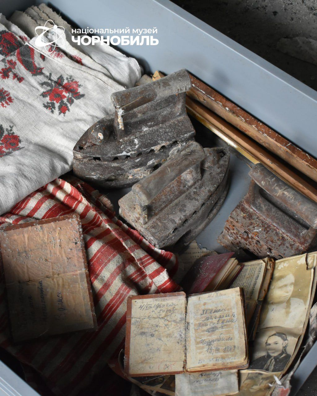 Диво у Національному музеї «Чорнобиль»: вціліла Біблія 1912 року