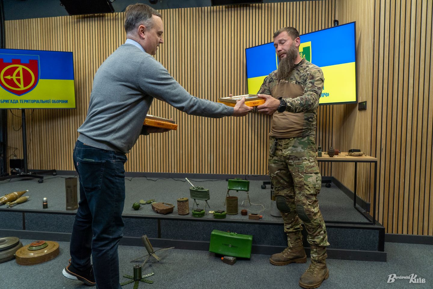 ТРО Києва провела навчання з мінної безпеки для журналістів та посадовців