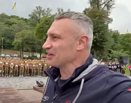 Кличко пробіг «Під каштанами» з військовими та ЄС: збір коштів для дітей