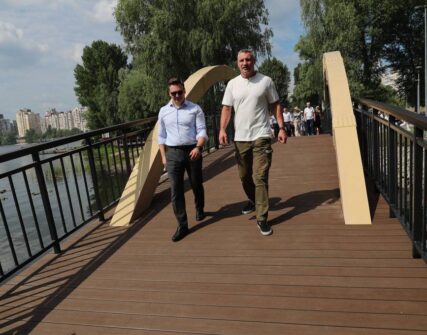 На Оболоні відкрили Вільнюський сквер та міст: місто отримало новий простір для відпочинку