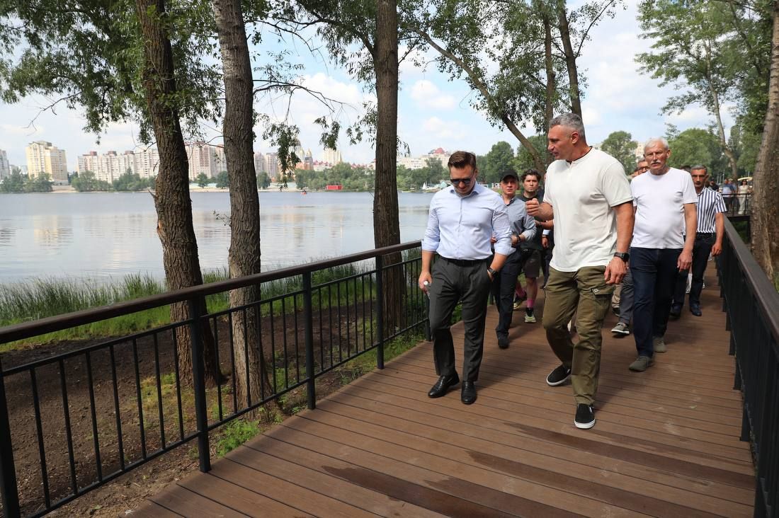 На Оболоні відкрили Вільнюський сквер та міст: місто отримало новий простір для відпочинку