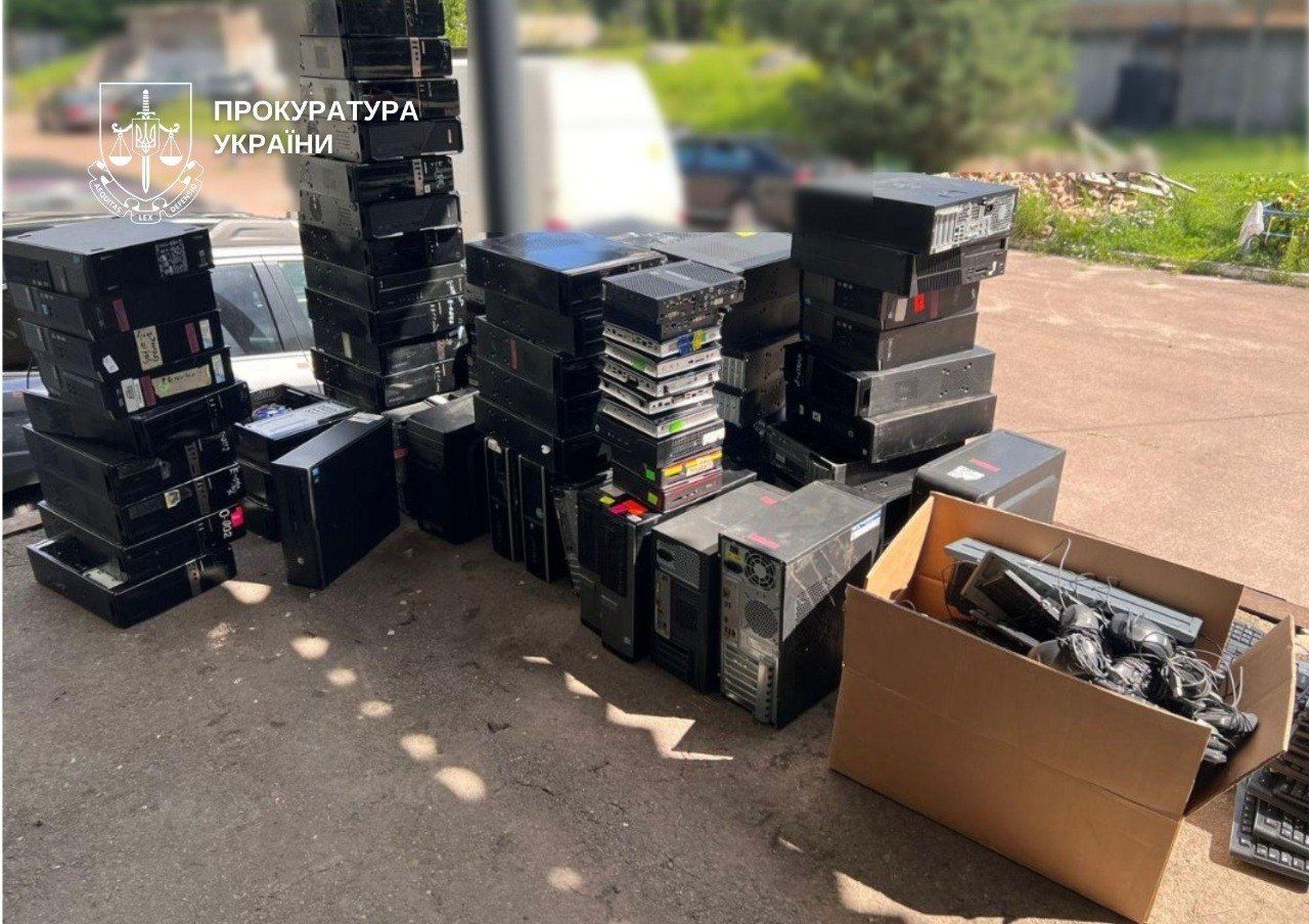 У Києві вилучену у шахрайських кол-центрів техніку передали військовим