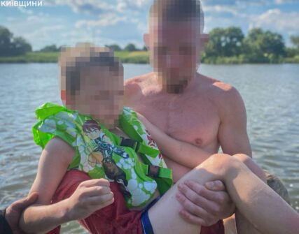 Рятувальники звільнили дитину, яка застрягла в металевій пастці на річці на Київщині