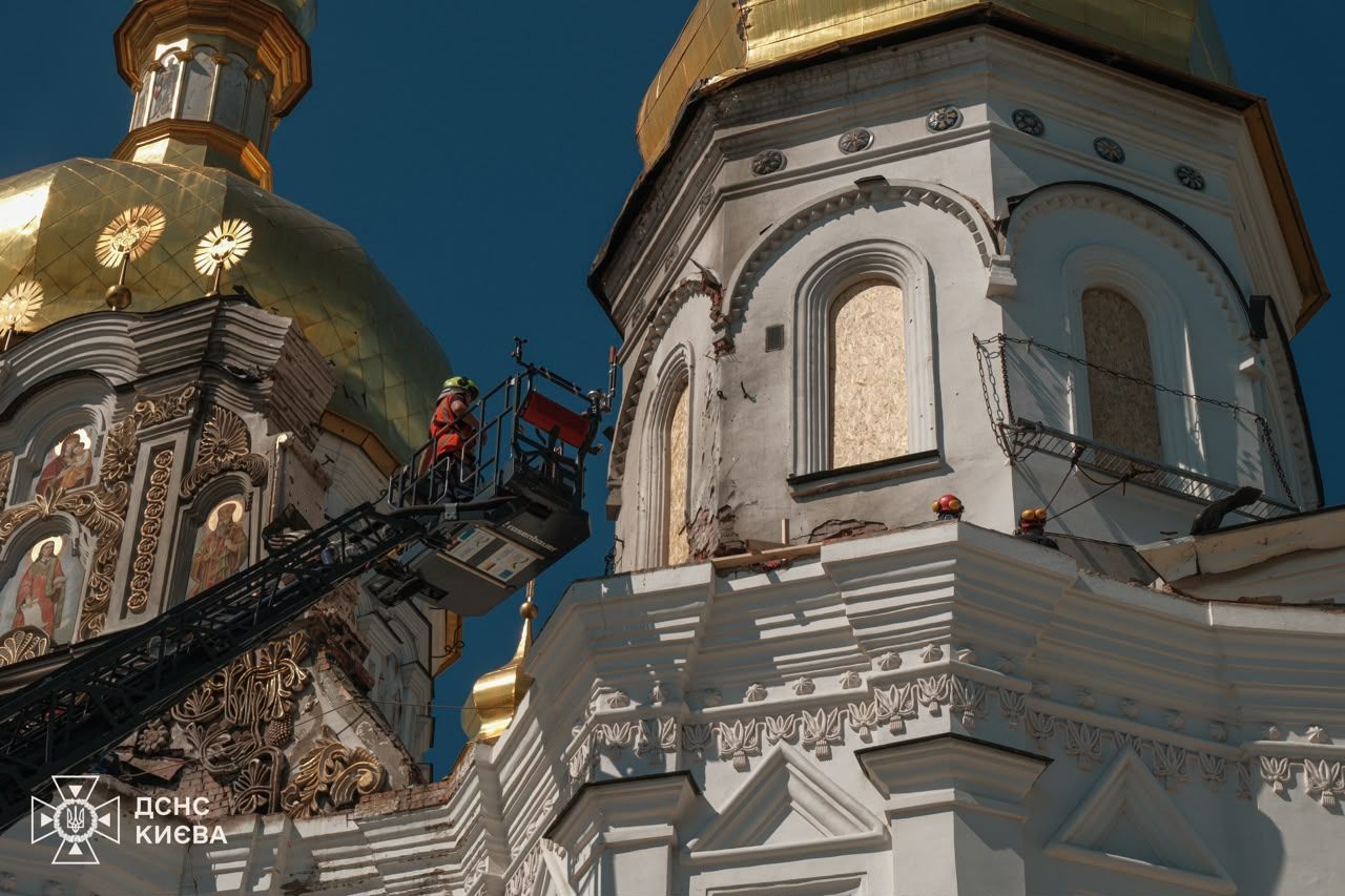 У Києві завершено консервацію даху Свято-Успенського собору після російської атаки