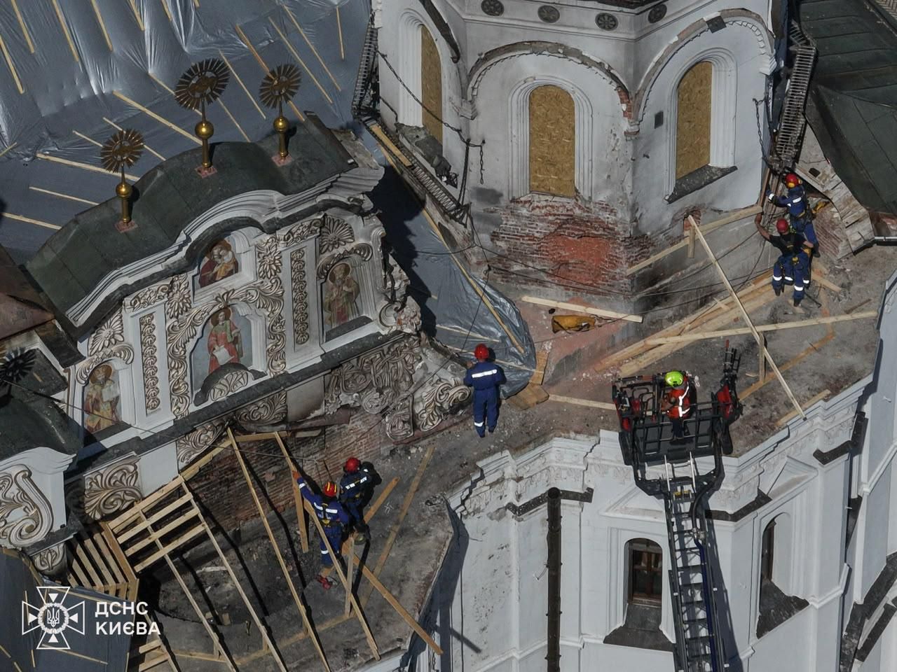 У Києві завершено консервацію даху Свято-Успенського собору після російської атаки