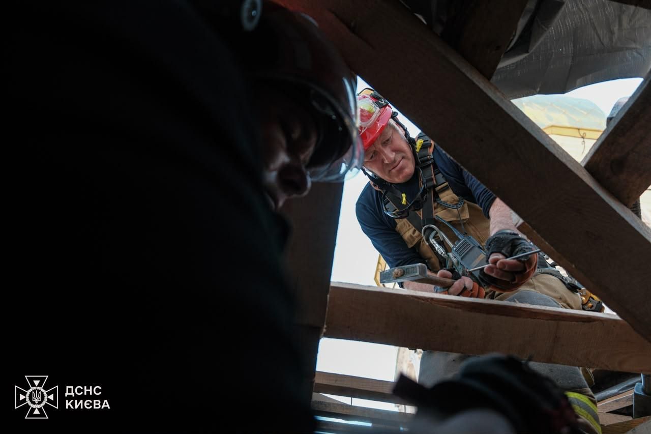 У Києві завершено консервацію даху Свято-Успенського собору після російської атаки