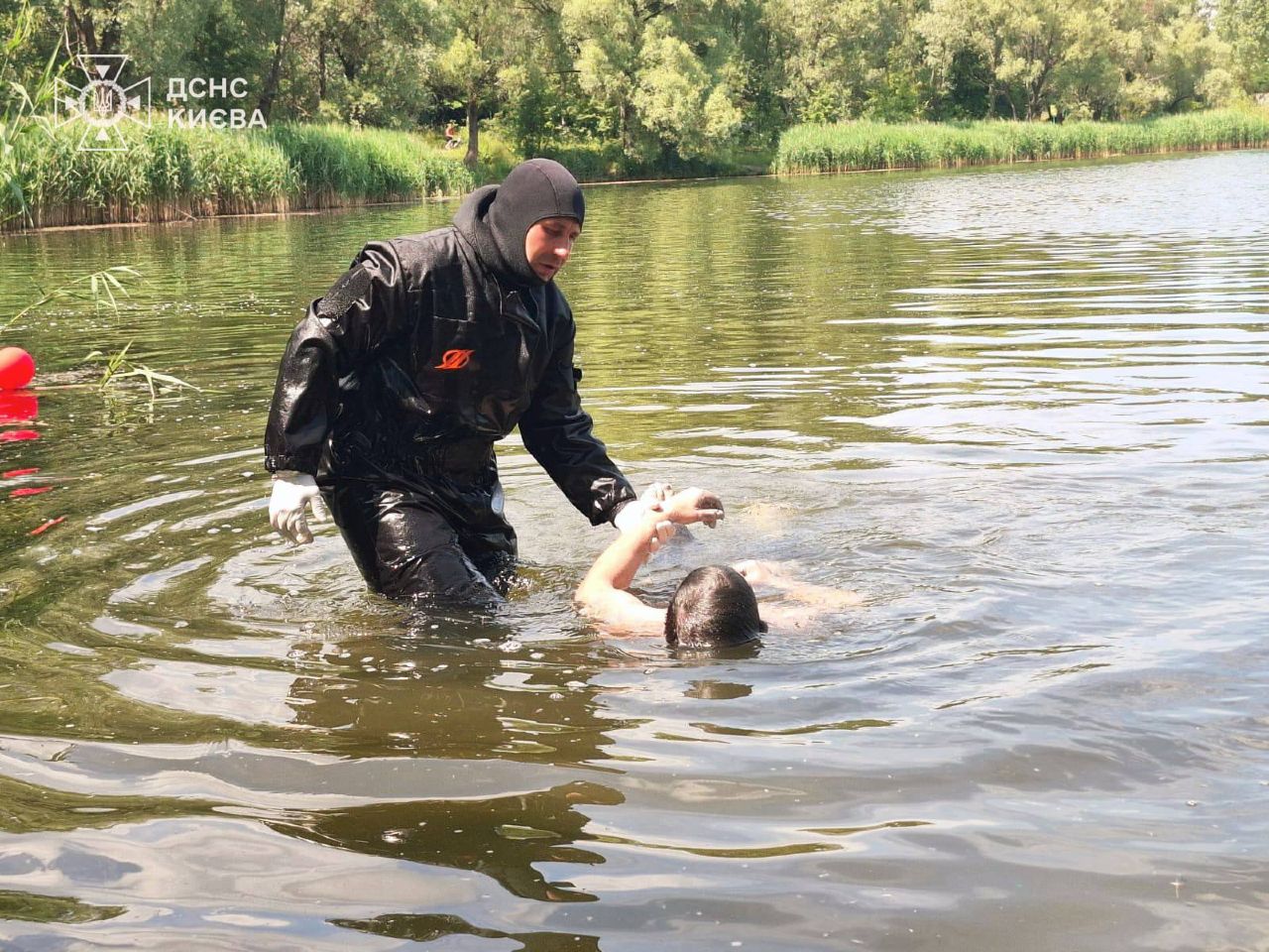 Знайшли тіло 23-річного хлопця: п'ять днів шукали в озері на Оболоні