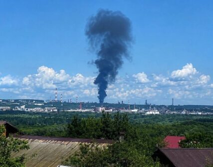Зеленський підтвердив удари по НПЗ та нафтобазі РФ: «Далекобійні санкції»