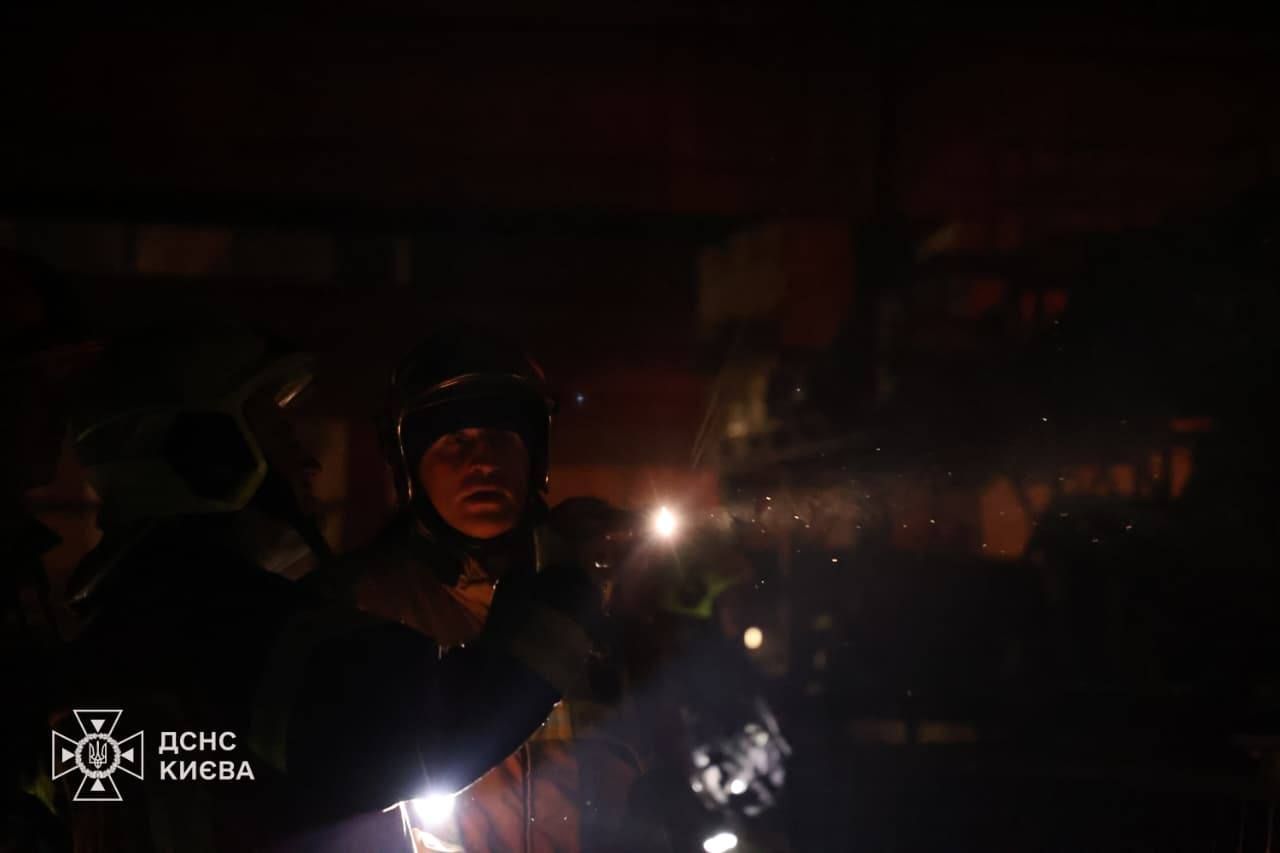 Рятувальники ліквідували пожежу в Дарницькому районі Києва після балістичної атаки