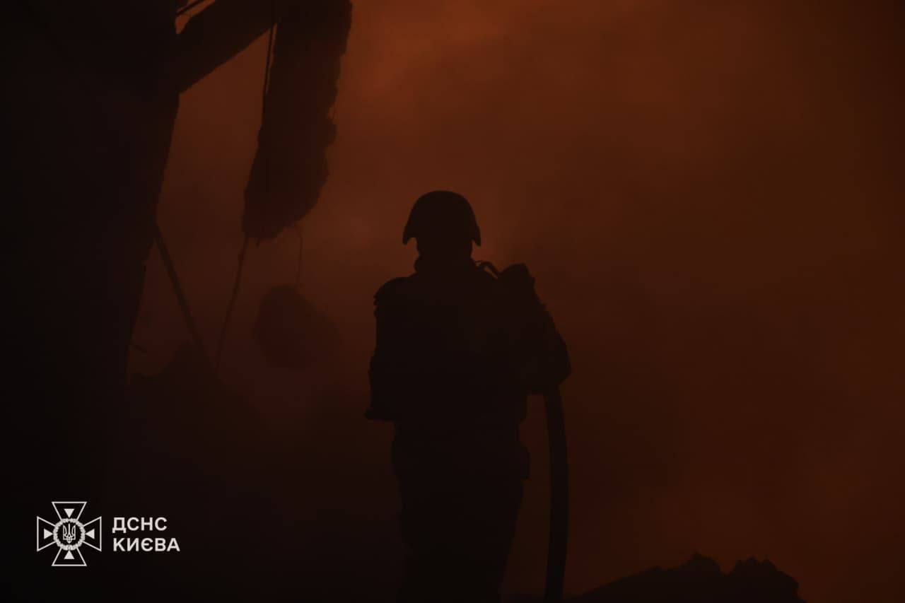Рятувальники ліквідували пожежу в Дарницькому районі Києва після балістичної атаки