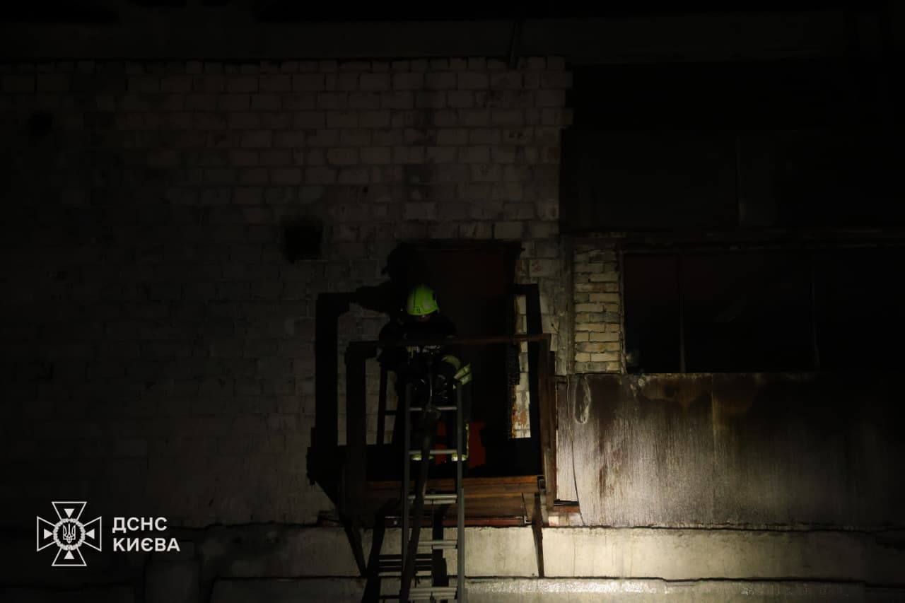 Рятувальники ліквідували пожежу в Дарницькому районі Києва після балістичної атаки