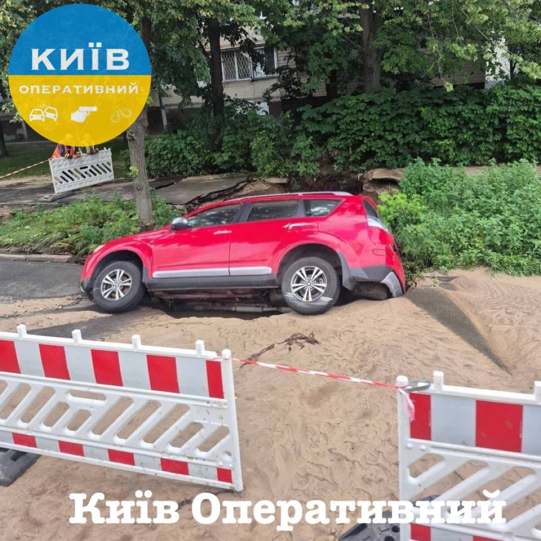У Києві авто провалилося під асфальт через прорив водогону