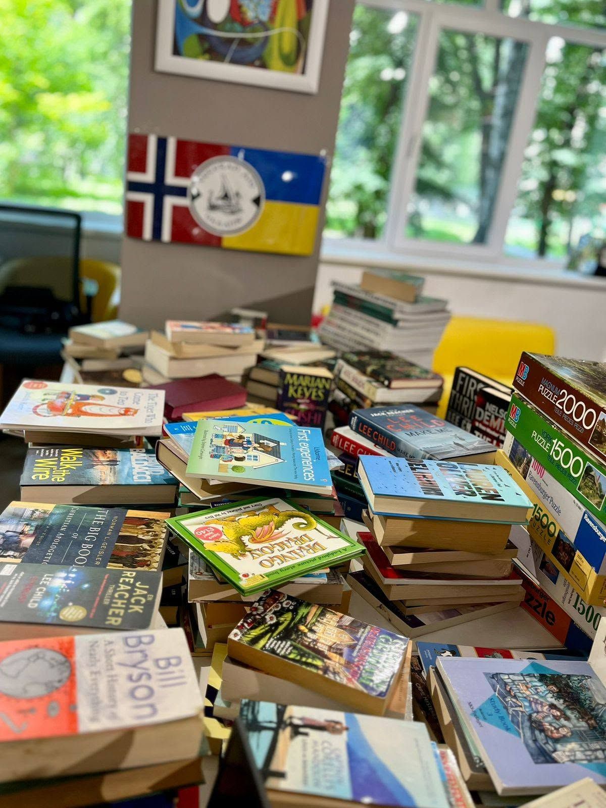 Київська бібліотека «Свічадо» отримала книги та ноутбуки з Норвегії