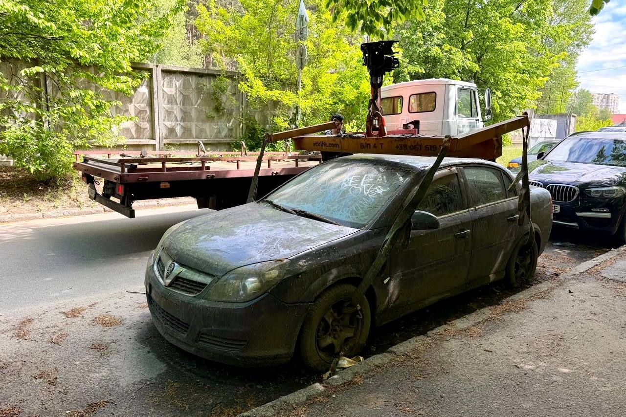 Київ: Святошинський район чистять від покинутих автівок