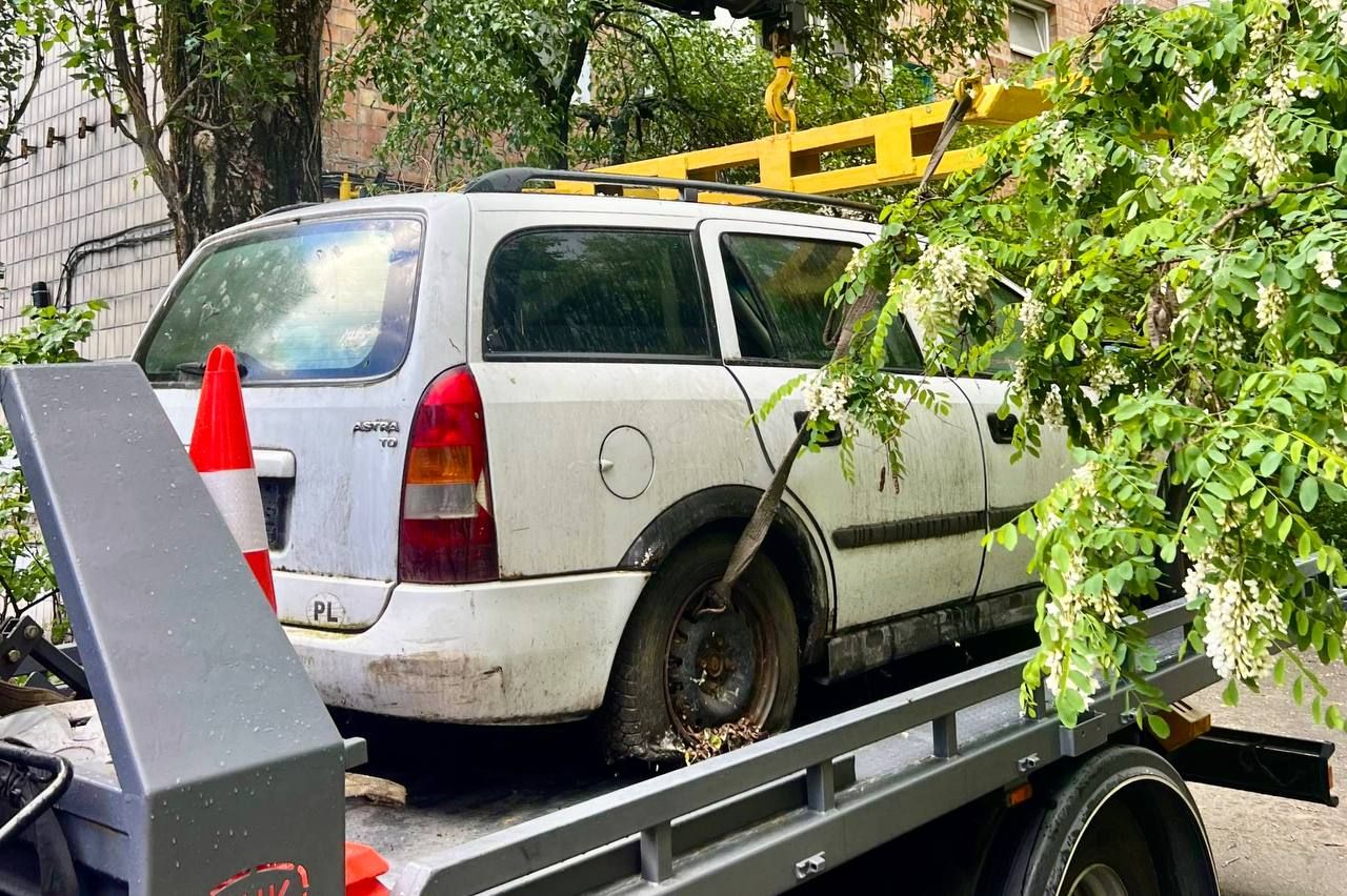 Київ: Святошинський район чистять від покинутих автівок