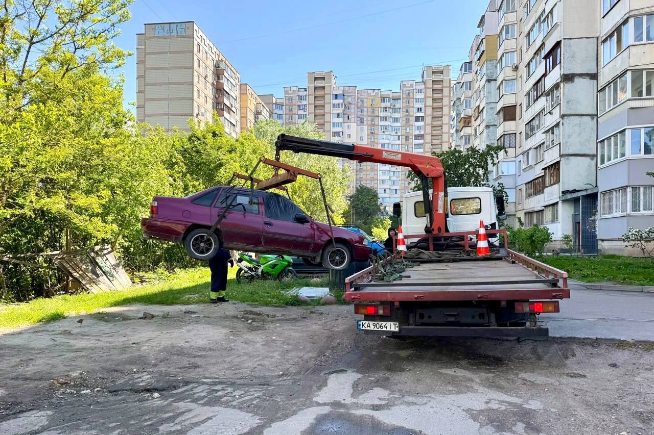 Київ: Святошинський район чистять від покинутих автівок