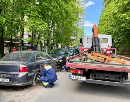 Київ: Святошинський район чистять від покинутих автівок