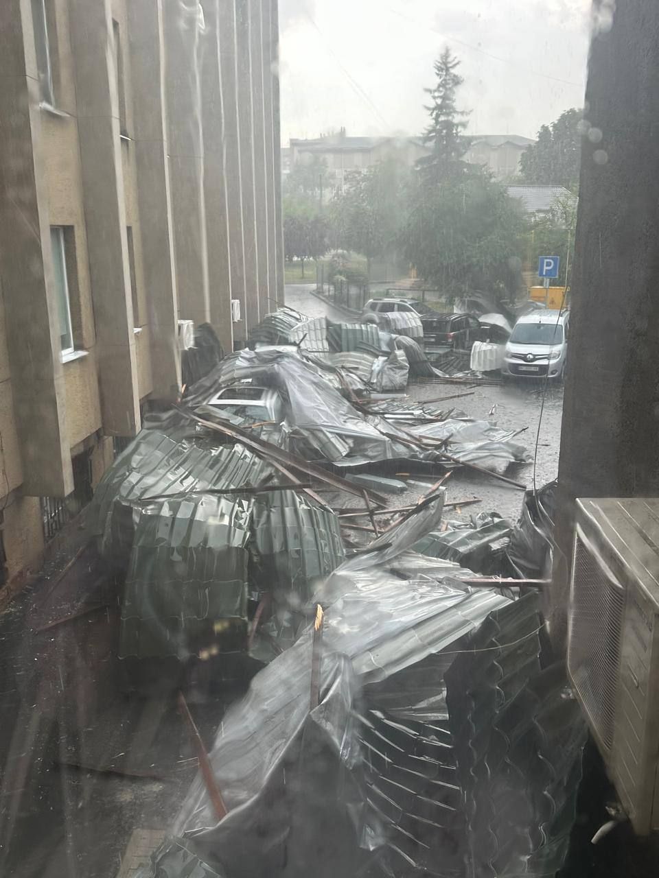 Негода у Львові: блискавка влучила в дитину, десятки дерев повалені