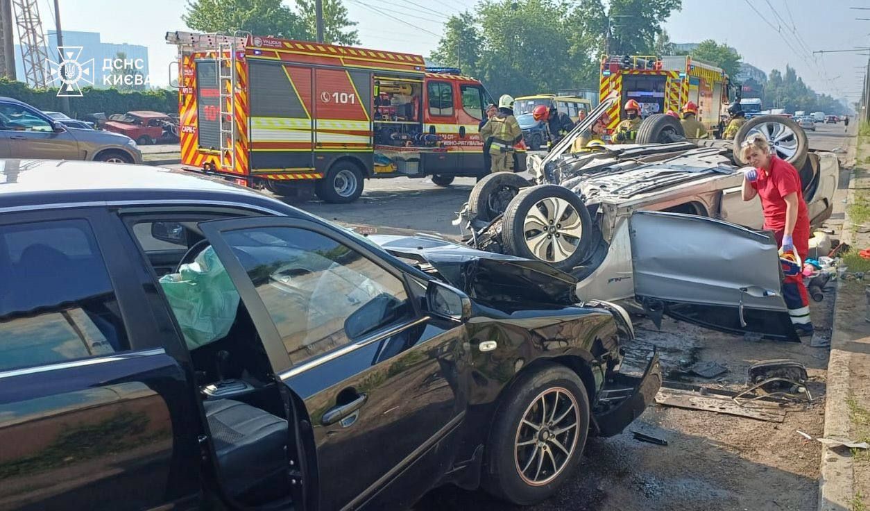 Смертельна ДТП на Виговського в Києві: загинула жінка, четверо травмованих