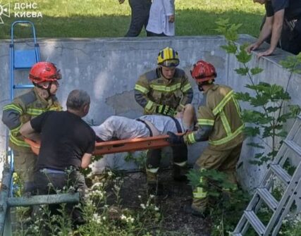 У Києві чоловік впав у яму на проспекті Гузара: його дістали рятувальники