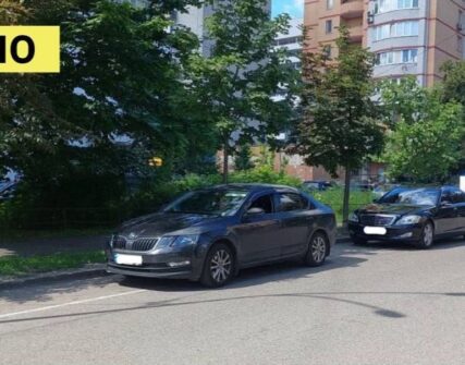 Київ: інспектори евакуювали авто з велосмуг Печерського району