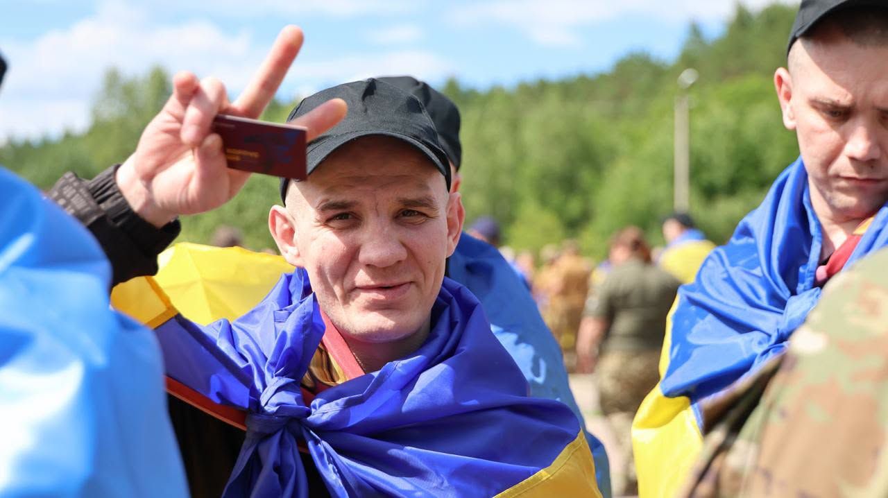 160 українських захисників, включно з оборонцями Маріуполя, повернулися з російського полону