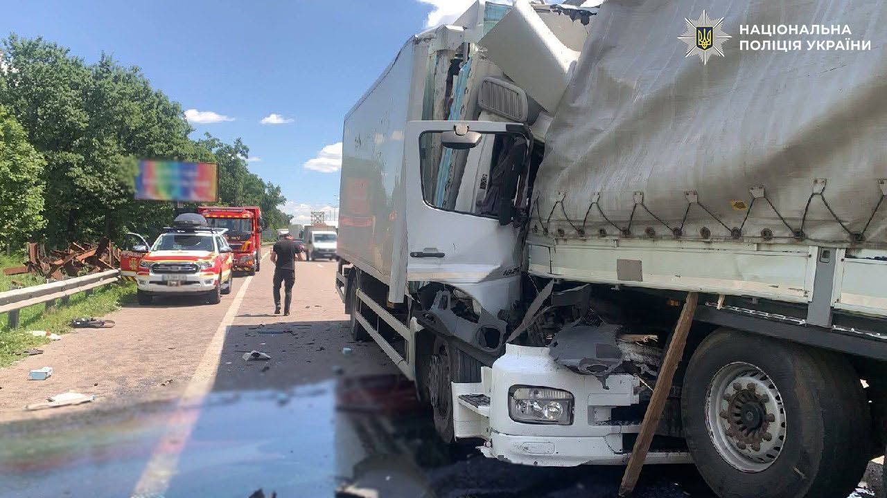 Смертельна ДТП у Києві: двоє водіїв вантажівок загинули на Бориспільському шосе