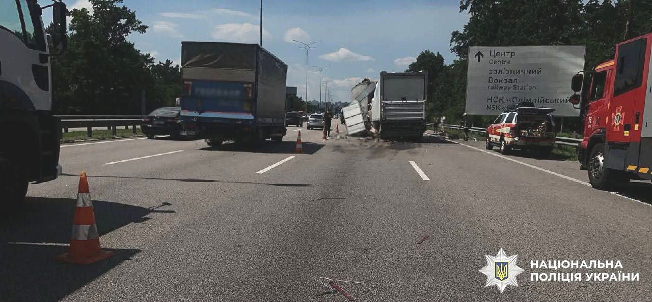 Смертельна ДТП у Києві: двоє водіїв вантажівок загинули на Бориспільському шосе