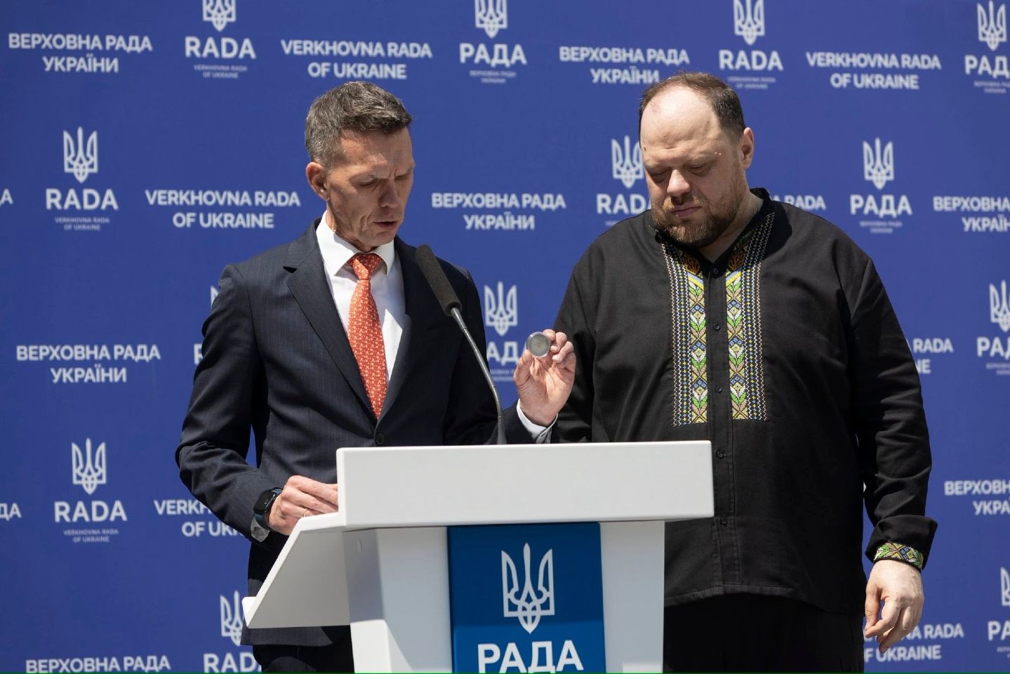 НБУ ввів в обіг нову срібну монету «30 років Конституції України»