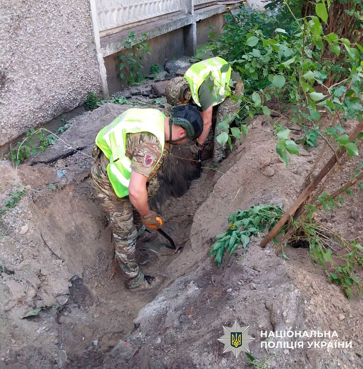 У Києві знайшли бойову частину ракети біля багатоповерхівки: що відомо