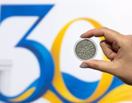 НБУ ввів в обіг нову срібну монету «30 років Конституції України»