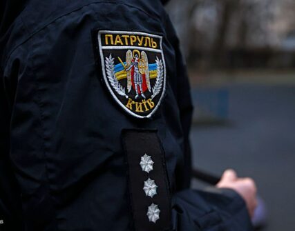 Київ: Патрульні врятували жінку від стрибка з балкону