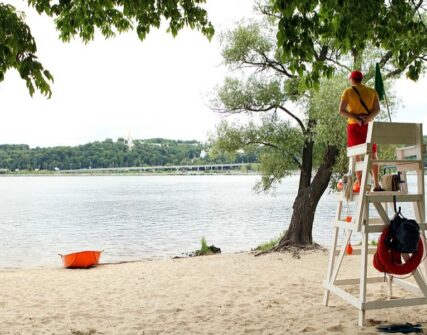 Киянам нагадали про безпеку на воді: офіційно пляжний сезон не відкрито
