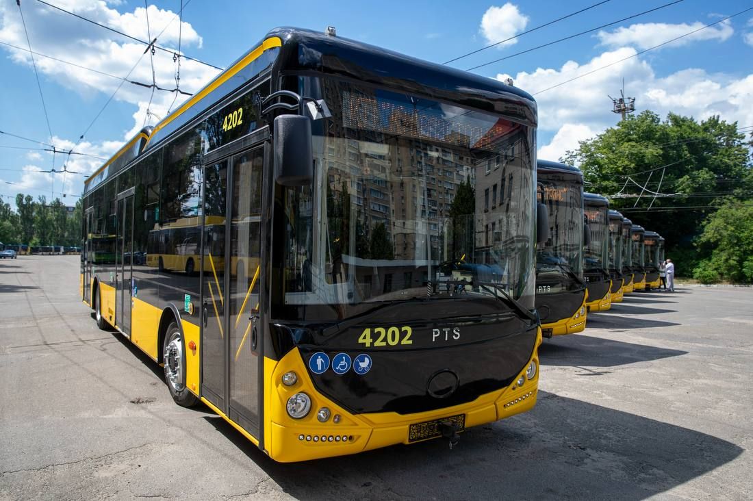Київ отримав нові тролейбуси та автобуси: що відомо