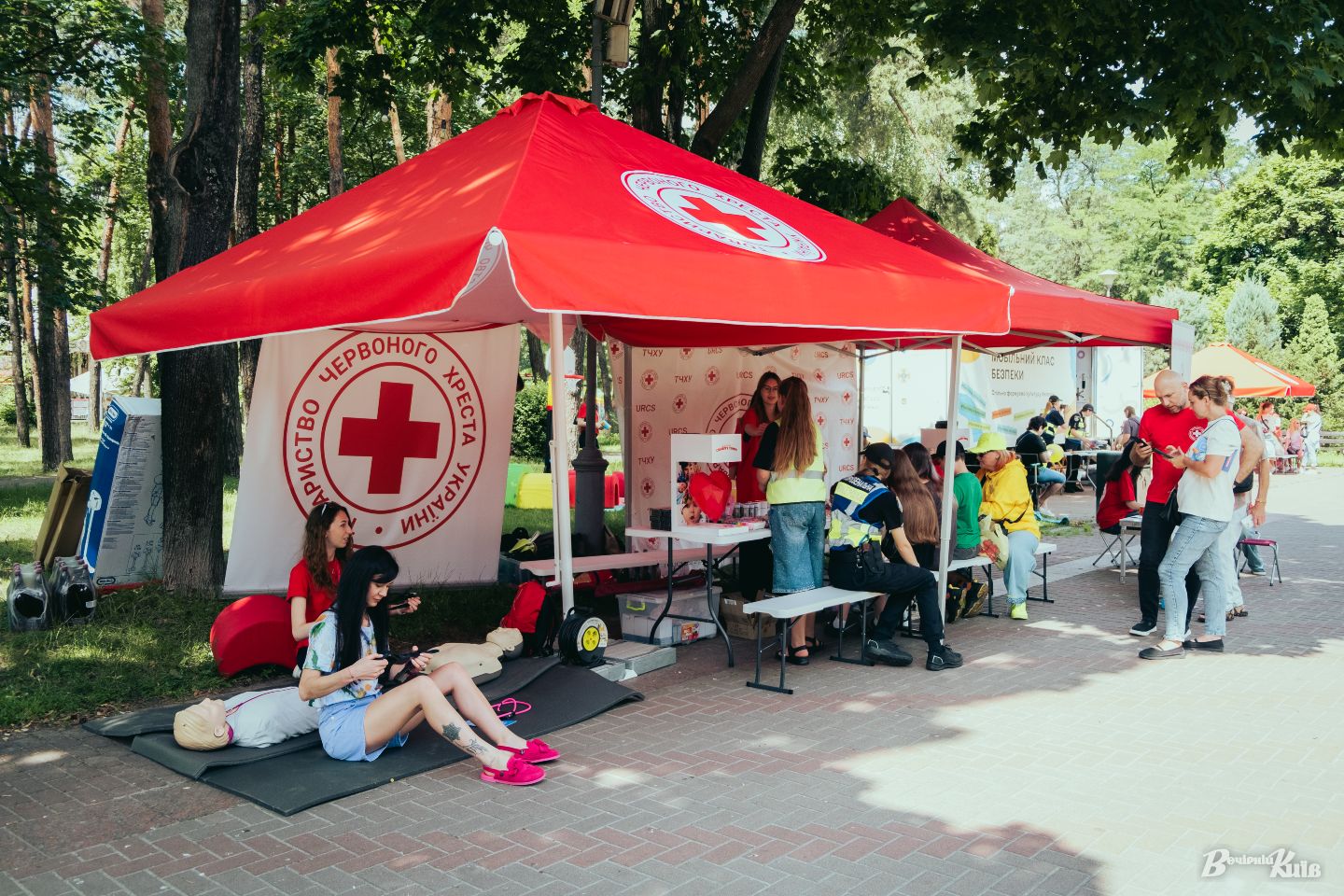 У Києві відбувся Red Cross Family Fest: навчання першій допомозі та безпеці