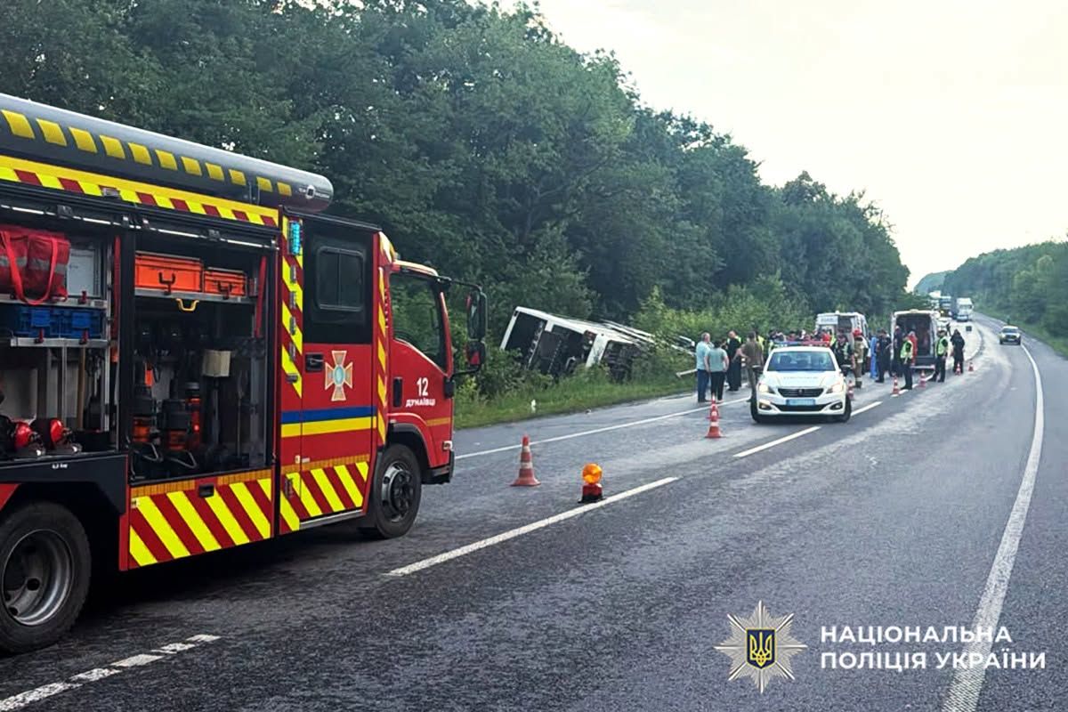 Автобус з Києва перекинувся на Хмельниччині: четверо травмованих