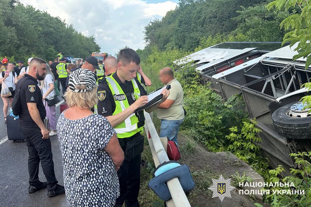 Автобус з Києва перекинувся на Хмельниччині: четверо травмованих