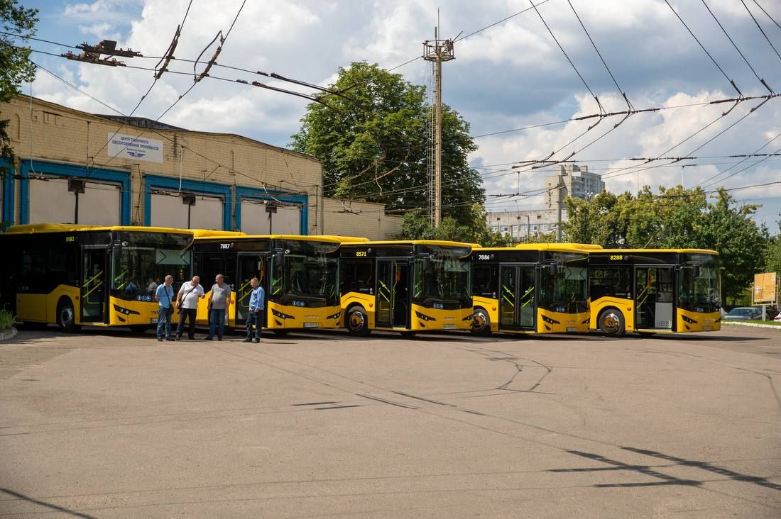 Київ отримав нові тролейбуси та автобуси: що відомо