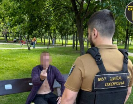 У Києві затримали чоловіка, який погрожував битою в парку
