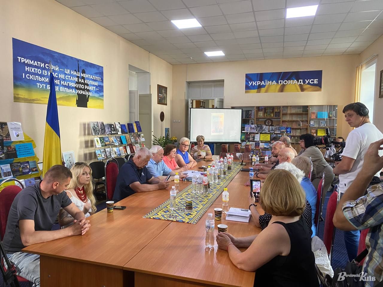 У Києві презентували книгу «Незламні. На фронті та в тилу» про героїв війни