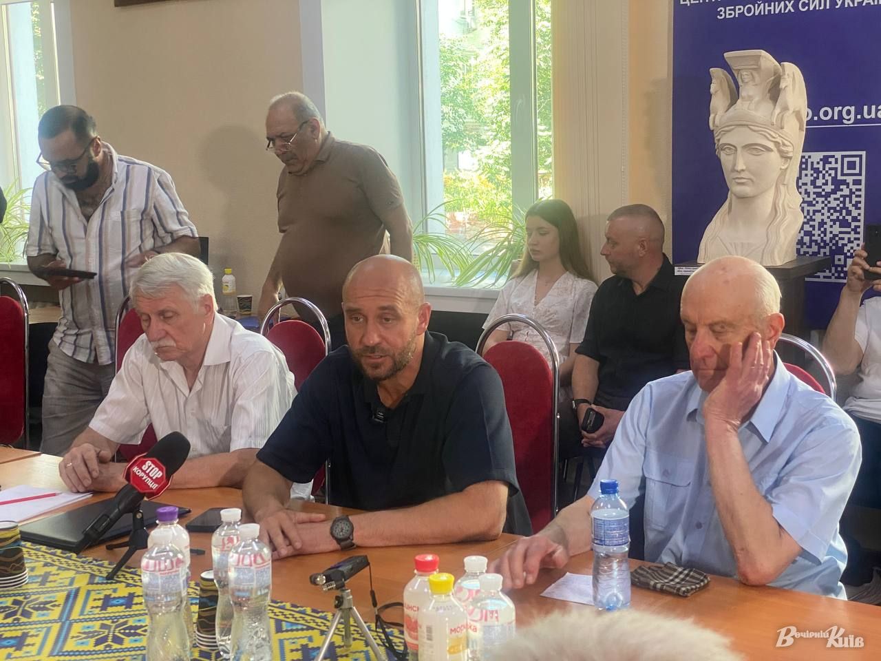 У Києві презентували книгу «Незламні. На фронті та в тилу» про героїв війни