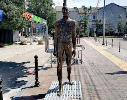 У Києві підлітки пошкодили скульптуру незрячої людини та зняли себе на відео