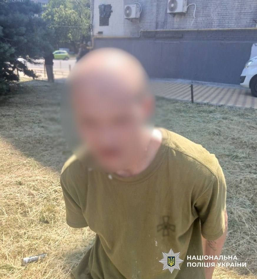 У Києві військовий у СЗЧ розбив вікна п'яти авто: йому загрожує до п'яти років обмеження волі