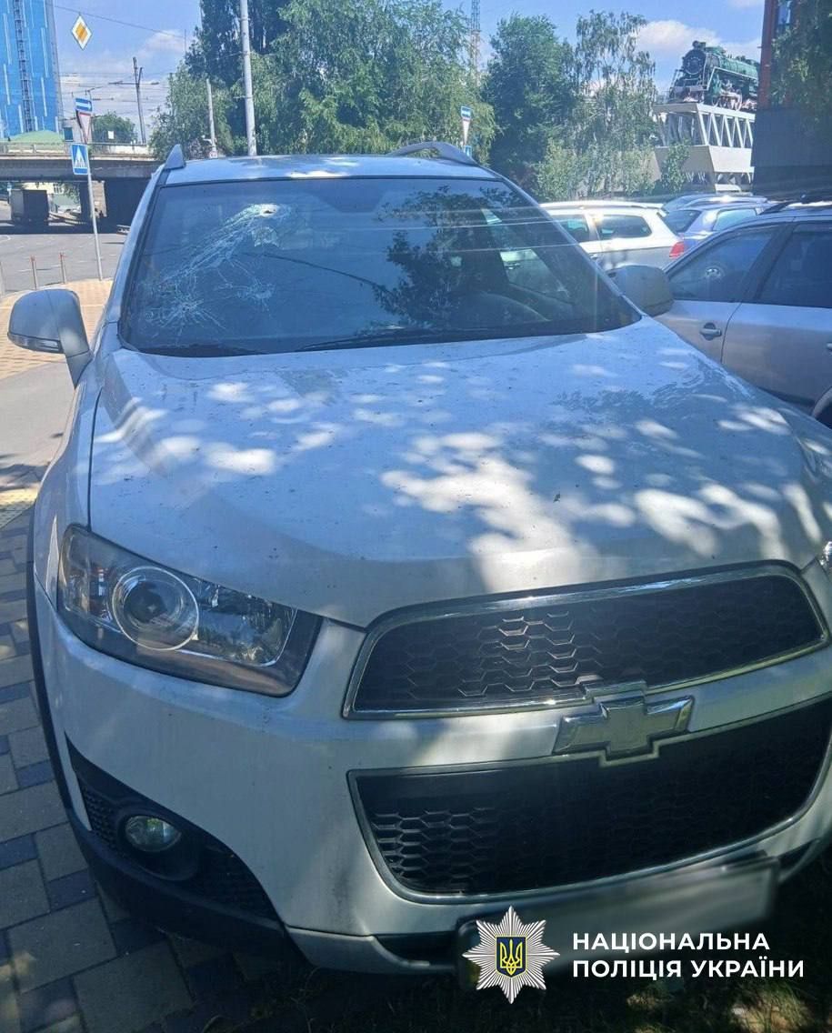 У Києві військовий у СЗЧ розбив вікна п'яти авто: йому загрожує до п'яти років обмеження волі