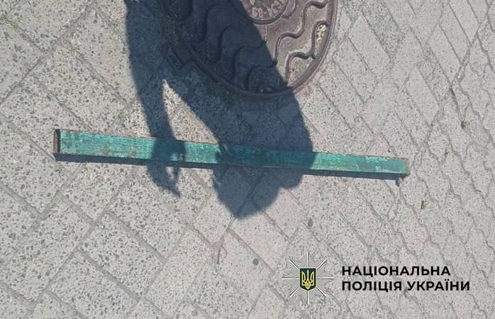 У Києві військовий у СЗЧ розбив вікна п'яти авто: йому загрожує до п'яти років обмеження волі