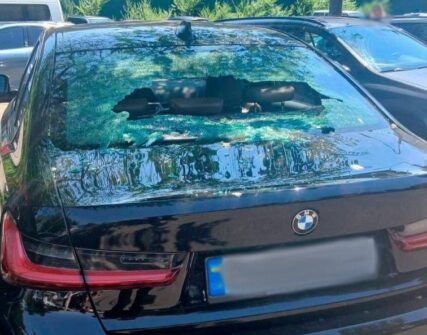 У Києві військовий у СЗЧ розбив вікна п'яти авто: йому загрожує до п'яти років обмеження волі