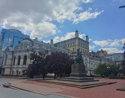 Пам'ятник Миколі Лисенку в Києві звільнили від захисних риштувань