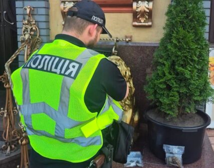 У Києві біля ресторану знайшли дві гранати: поліція розслідує