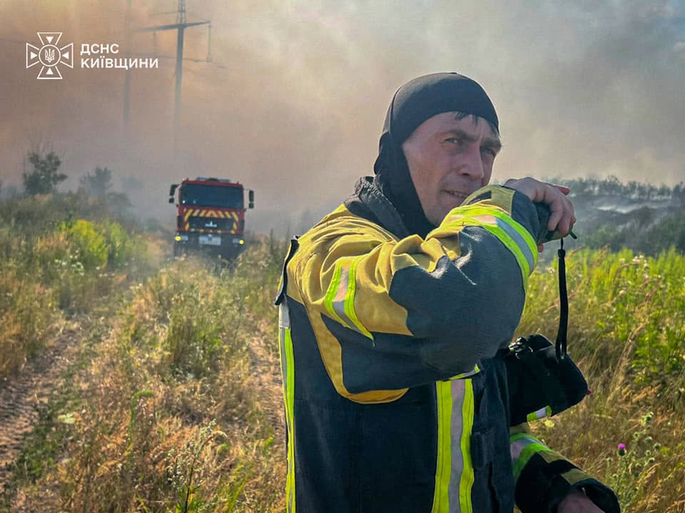 Пожежа на Київщині: у Нових Петрівцях горить несанкціоноване сміттєзвалище
